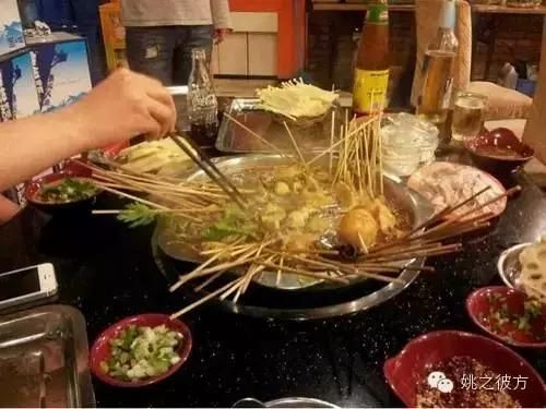 半夜发美食的朋友圈(半夜晒美食的朋友圈句子)