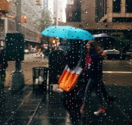 街头淋雨的说说(淋雨的感觉幽默说说)