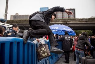 中国最 恐怖 火车站,天天武警特警巡逻,乱到没人敢去第二次