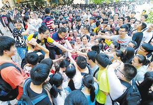 最美班主任 连跑3家银行换零钱 给高考生送祝福红包 图